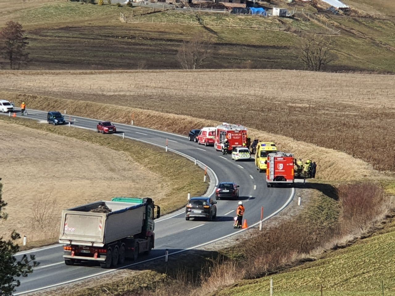 FOTO: Avto z voznico in dojenčkom nedaleč od Maribora končal v jarku