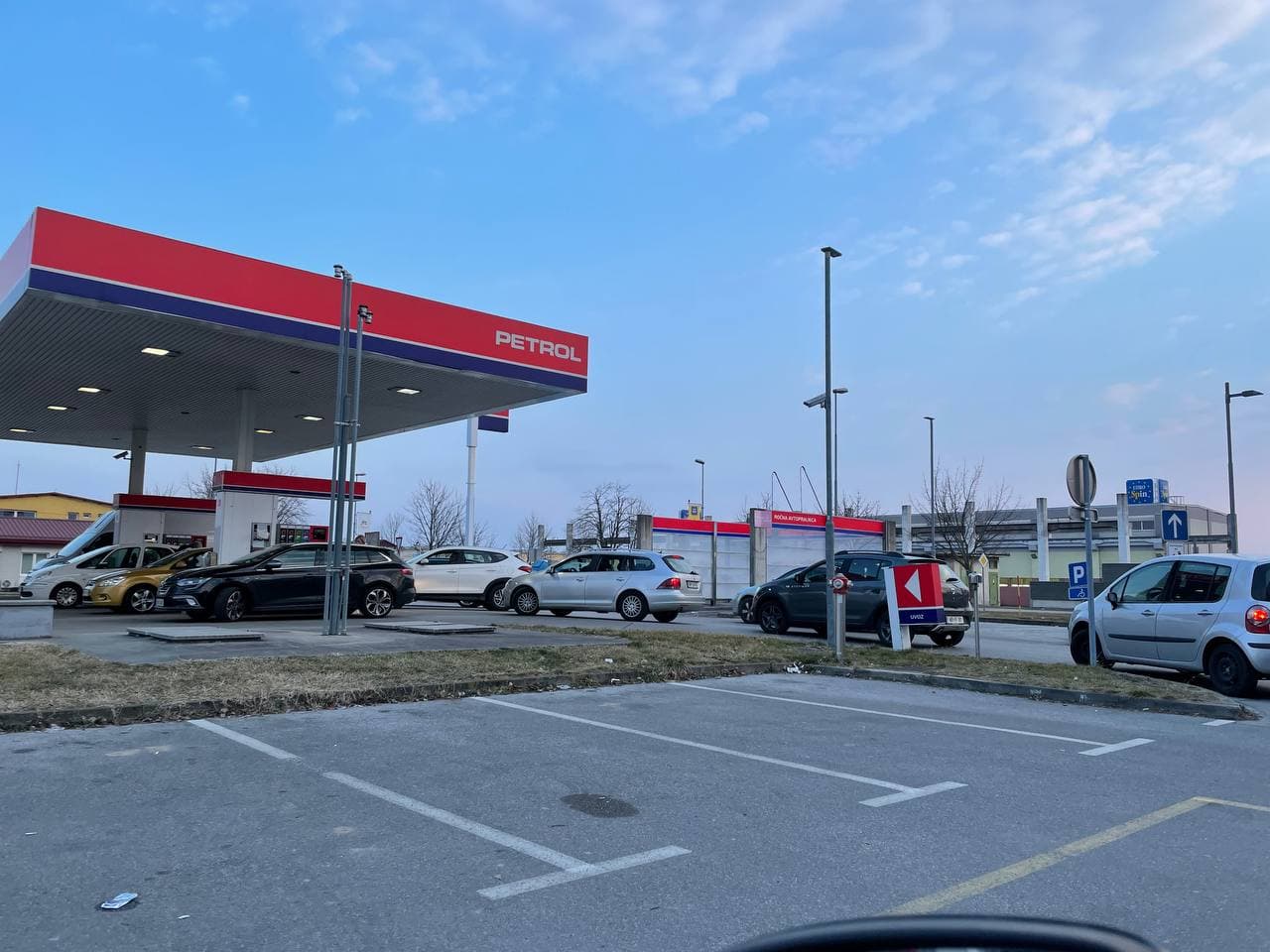 Kaos na črpalkah pred torkovim zvišanjem cen: Na nekaterih lokacijah goriva sploh ni več