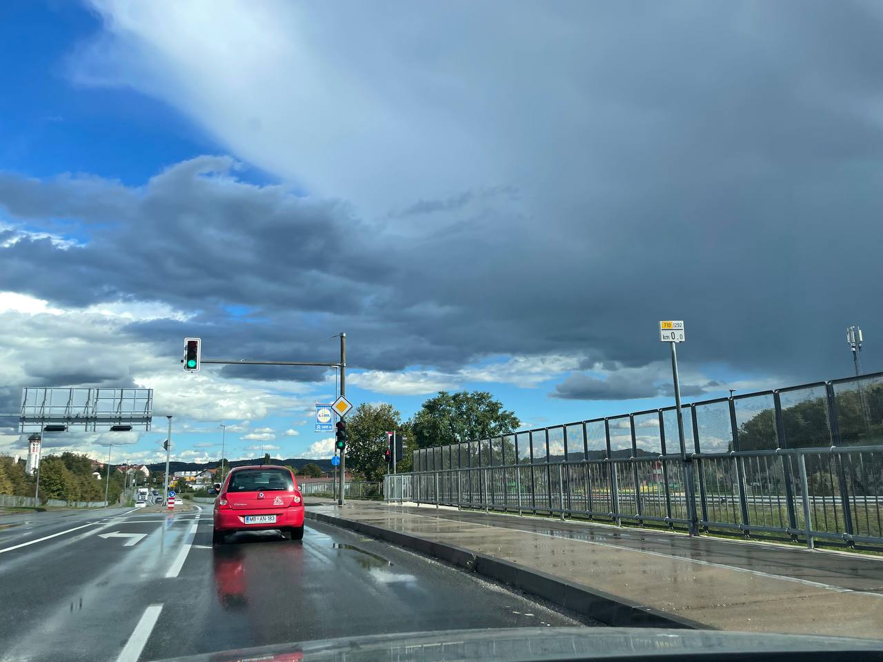 FOTO: Maribor zajel temni oblak, padala naj bi tudi toča