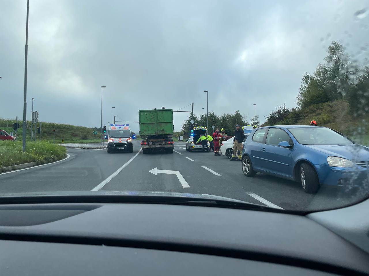 FOTO: Zaradi trčenja vozil oviran promet pri uvozu na avtocesto proti Avstriji