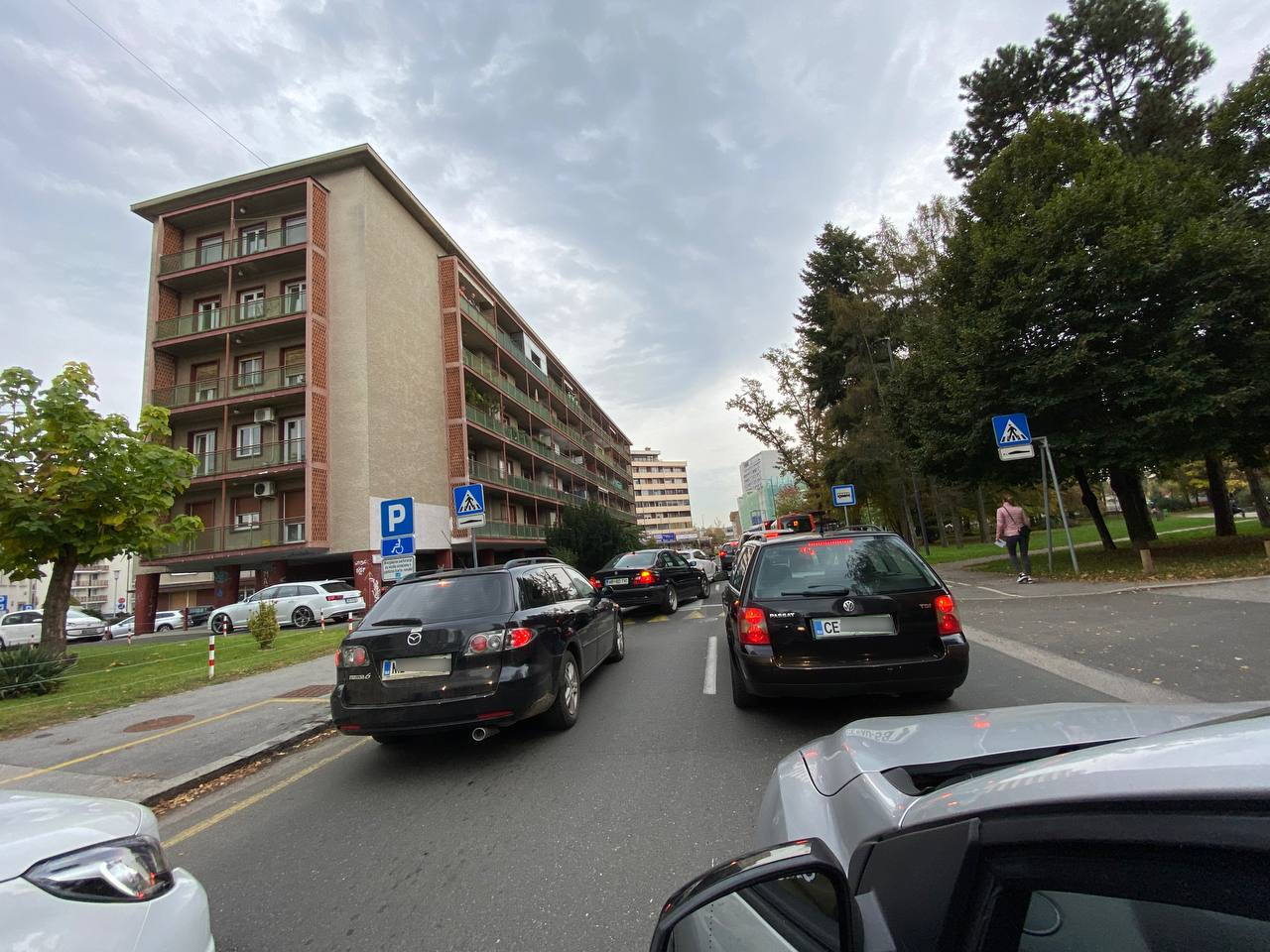 FOTO: V okolici UKC Maribor zaradi nesreče promet stoji