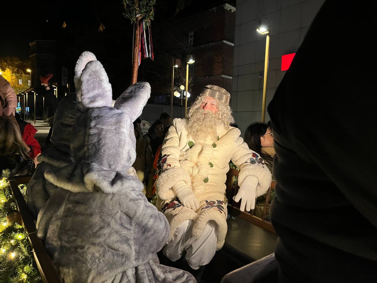 FOTO in VIDEO: Množica v Mariboru pomahala Dedku Mrazu v slovo