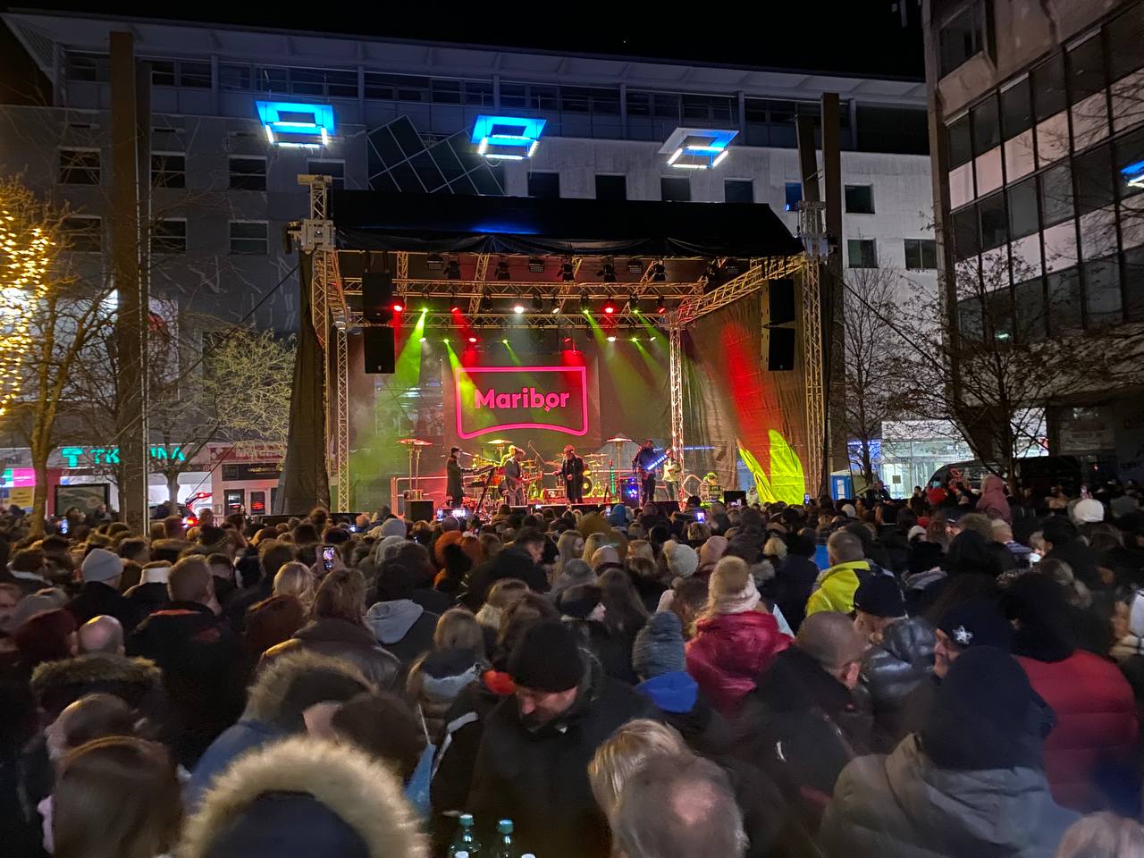 FOTO: Crvena jabuka do zadnjega kotička napolnila Trg Leona Štuklja