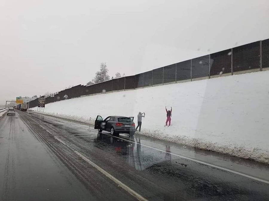 Neodgovorno dejanje na avtocesti, koliko všečkov pa je prineslo?