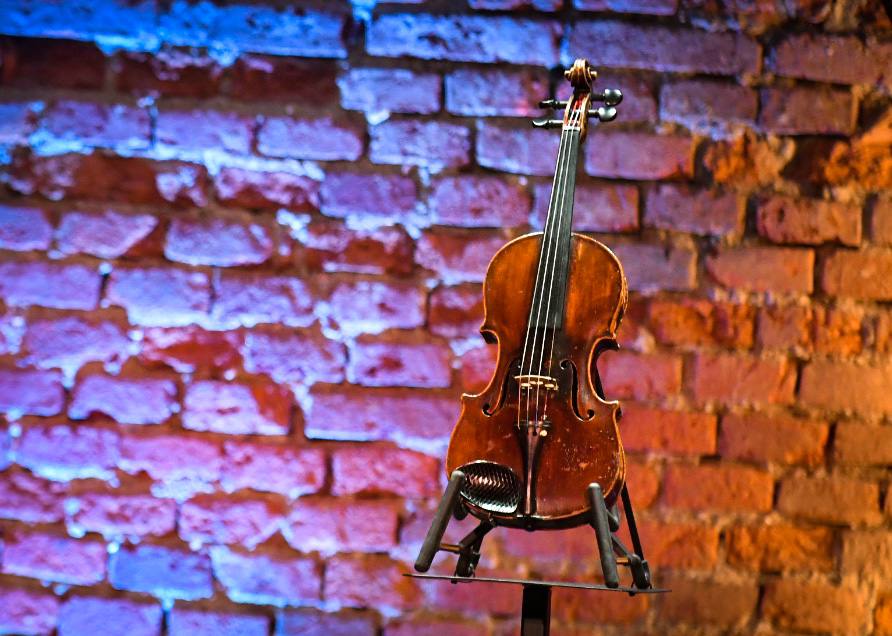 FOTO: Iz Jeruzalema v Maribor pripotovala posebna violina, simbol upanja in junaštva