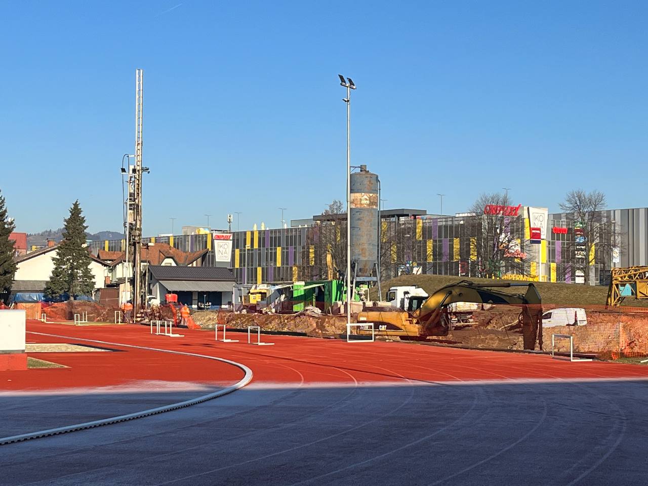 FOTO: Izgradnja Atletske ogrevalne dvorane v polnem teku