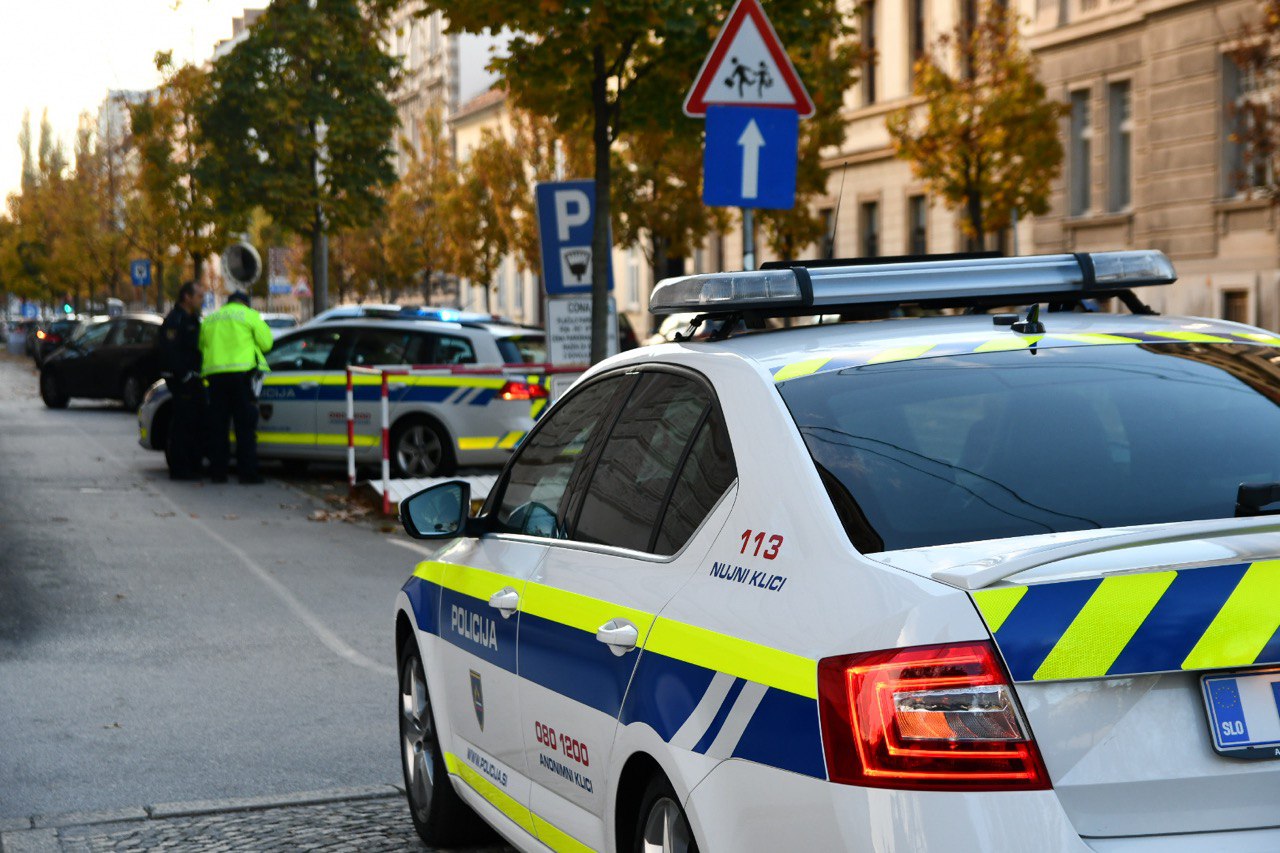 Mariborski policisti iščejo voznika temnega avtomobila, ki je trčil v kar dve peški in pobegnil