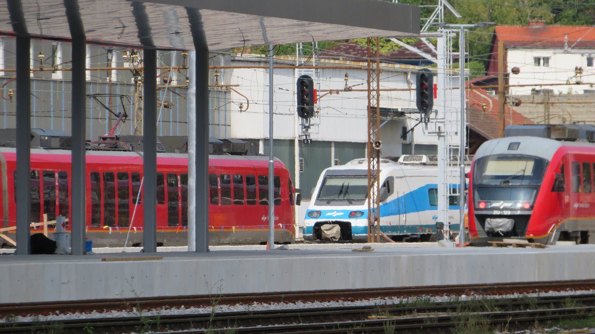 Dobra novica: Mladoletna oseba, ki jo je v Mariboru zbil vlak, izven smrtne nevarnosti