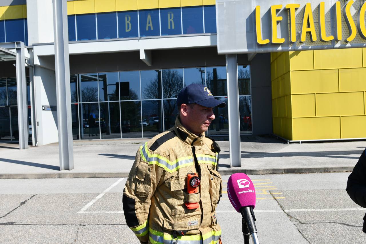 FOTO: Po nesreči na letališču ugotovili, da je potrebno delati na komunikaciji med intervencijskimi službami