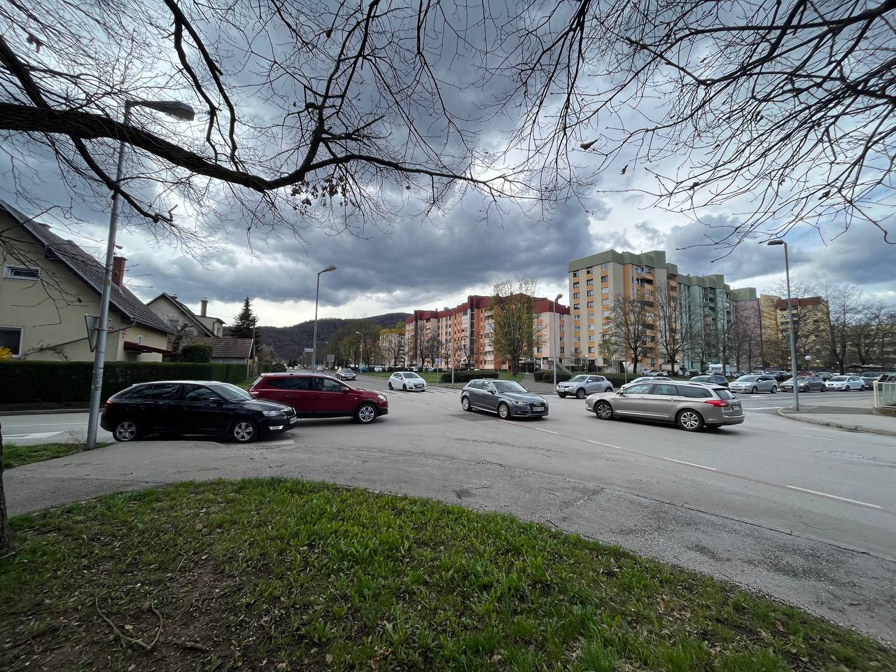 FOTO: Pri Doživljajskem igrišču vlada kaos na cesti, bo mariborska občina ukrepala?