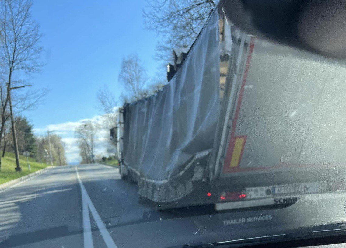 FOTO: V Kidričevem tovornjak trčil v železniški podhod