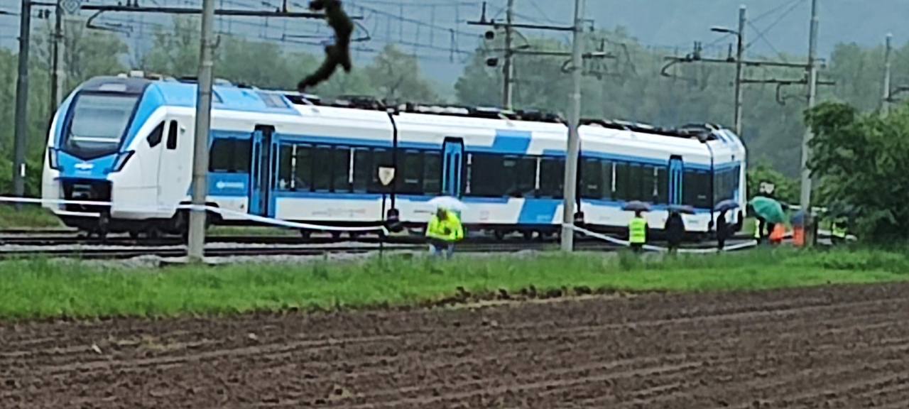 FOTO: V Sloveniji iztiril vlak s 50 potniki