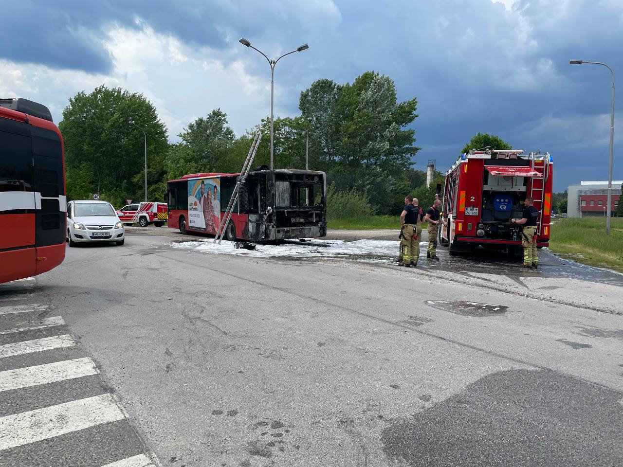 FOTO: Po požaru avtobusa zahvale vozniku za reakcijo