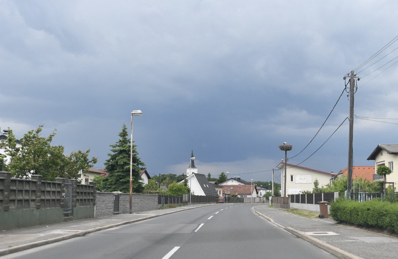 FOTO: Maribor zatemnili oblaki, zaradi toče izdan vijoličast alarm