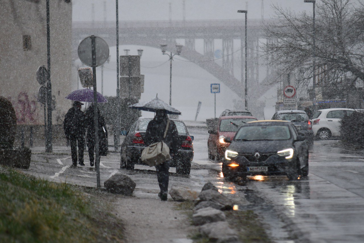 Velik preobrat glede snega po nižinah, meteorologi opozarjajo na nevarne razmere