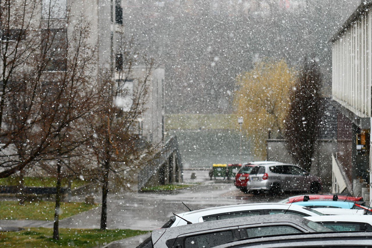 Kako kaže s snegom? Po jutrišnjih snežinkah meteorologi v prihodnosti vidijo obilnejše padavine