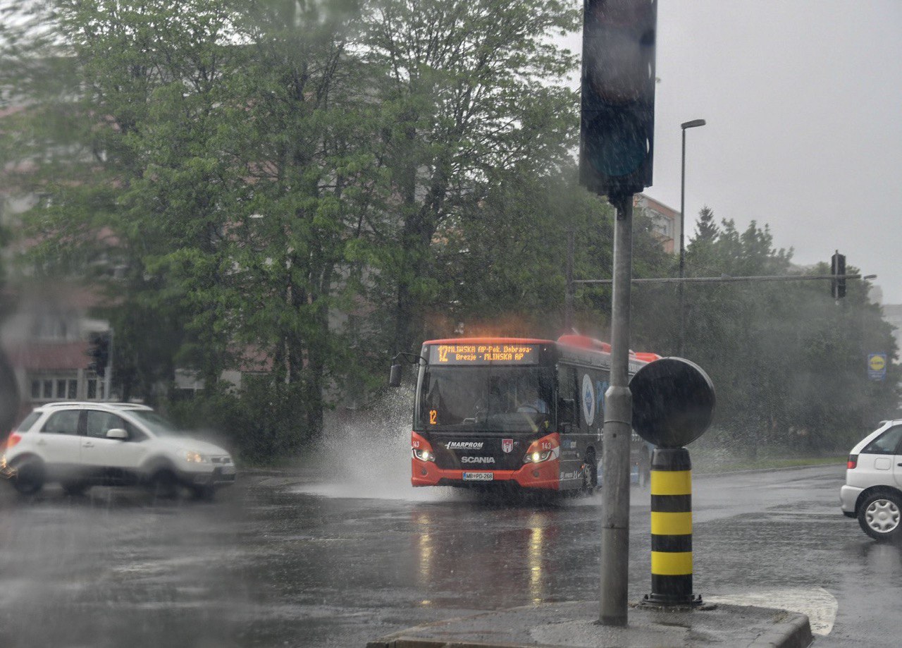 Nekatere avtobusne linije v Mariboru zaradi poplavljenih cestišč ne obratujejo