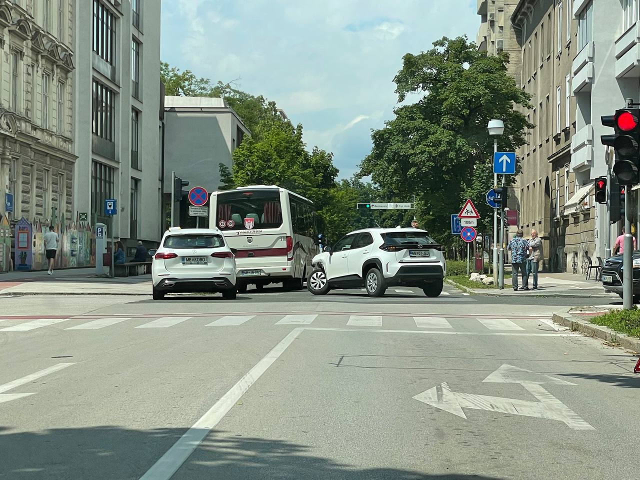 FOTO: V centru Maribora trčili vozili, policija prosi za pomoč