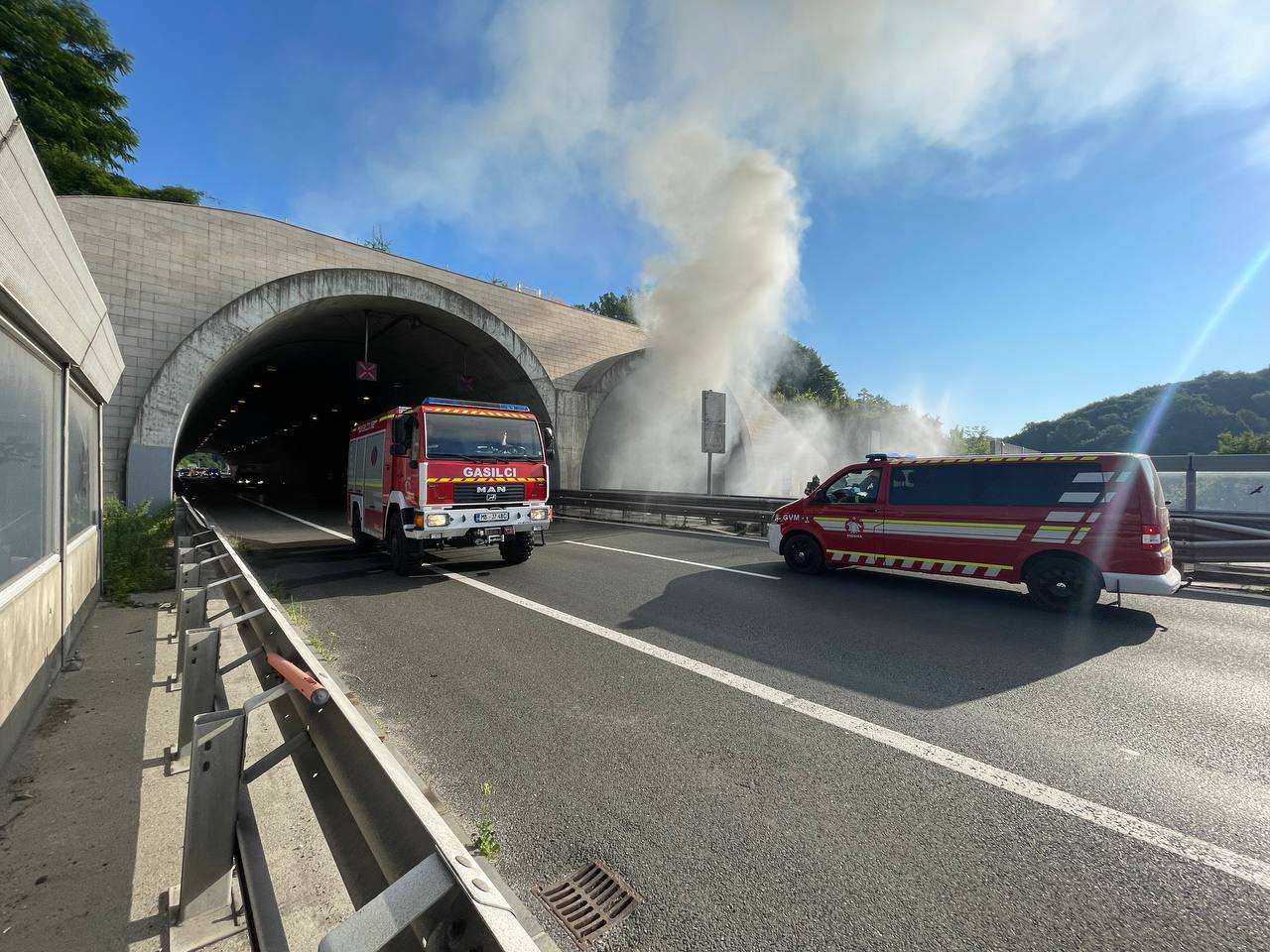 FOTO in VIDEO: Zaradi goreče cisterne pri Malečniku avtocesta dolgo zaprta
