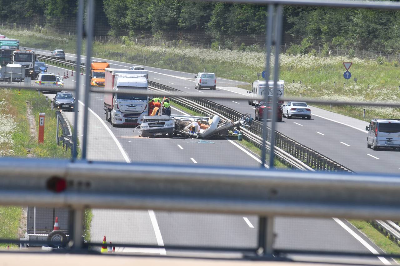 FOTO: Zaradi prometne nesreče zaprta štajerska avtocesta ob izvozu Maribor &#8211; center proti Avstriji