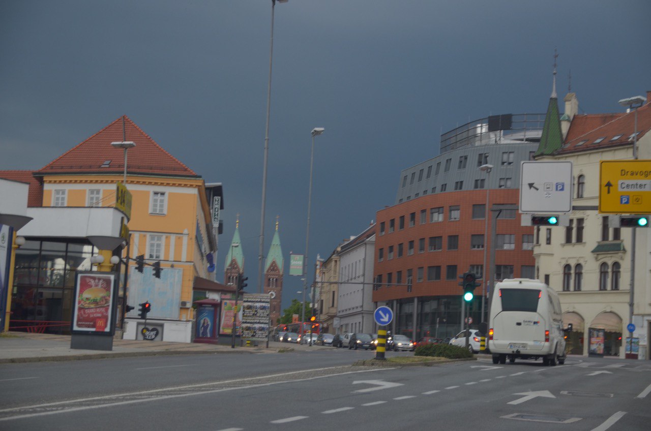 Nad Maribor prihajajo temni oblaki, kdaj nas bodo dosegle nevihte?