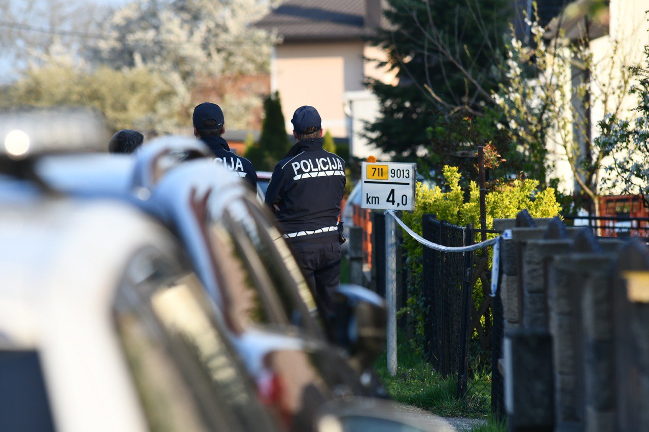 FOTO: Policisti stopili na prste 18-letniku, ki je doma gojil konopljo