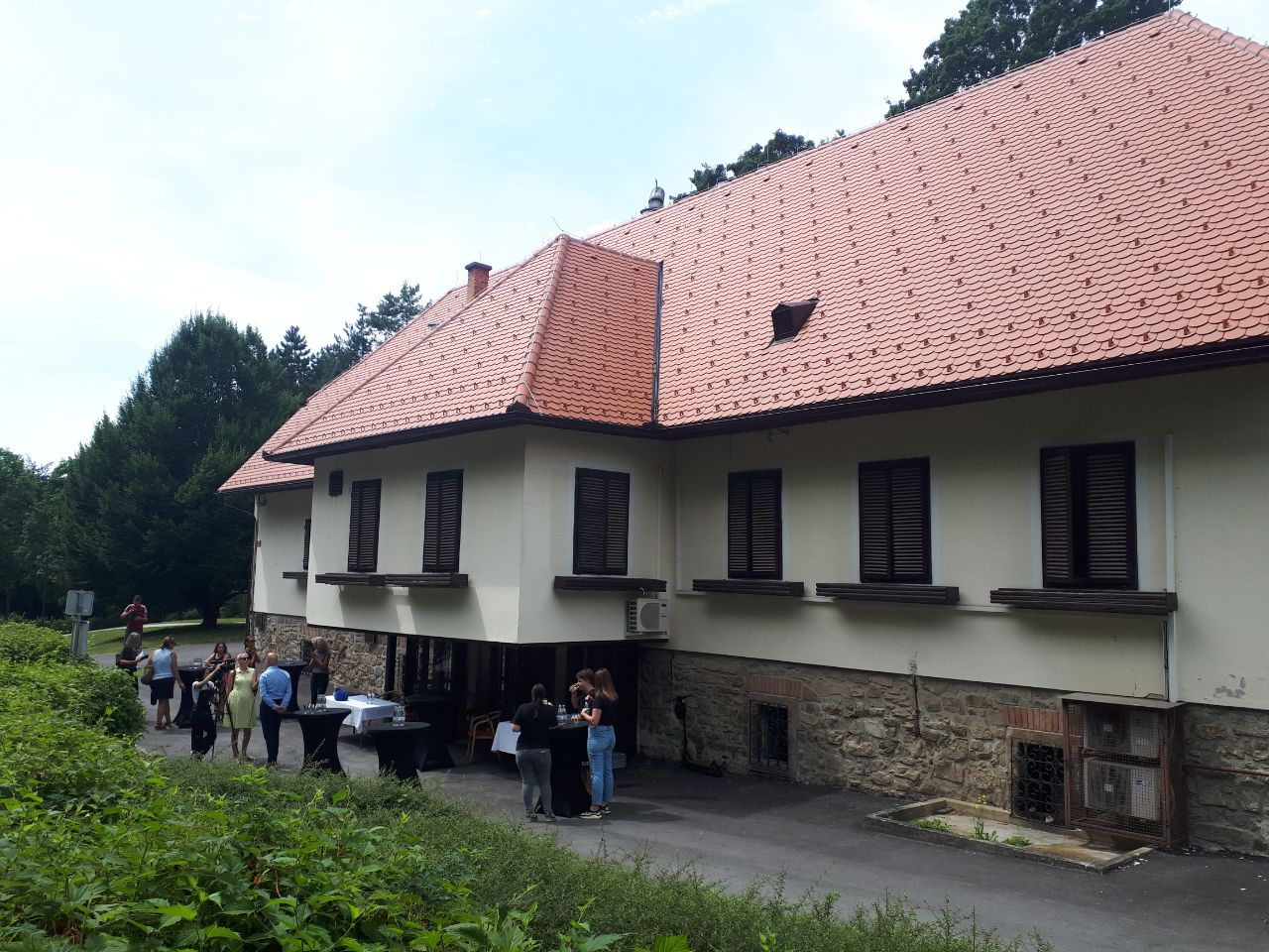 FOTO: Gostilna Pri treh ribnikih končno odpira svoja vrata