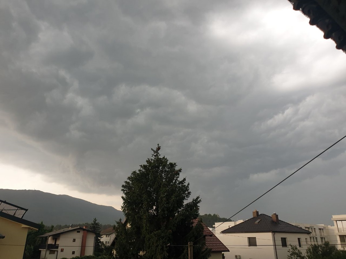 FOTO: Maribor in okolico dosegla močna nevihta, ki lahko prinese tudi točo