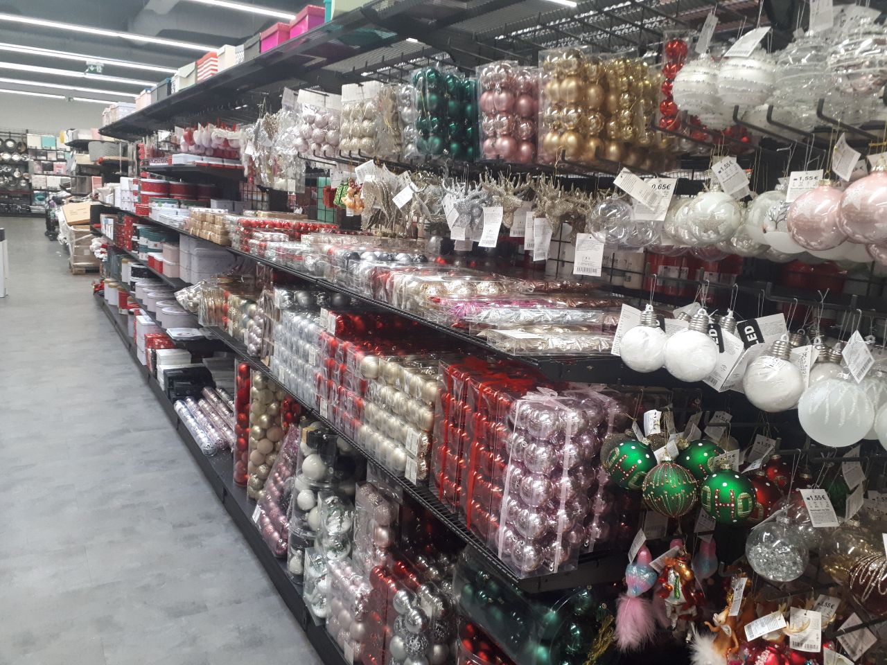 FOTO: V trgovinah lahko že najdete lučke in božične škrate
