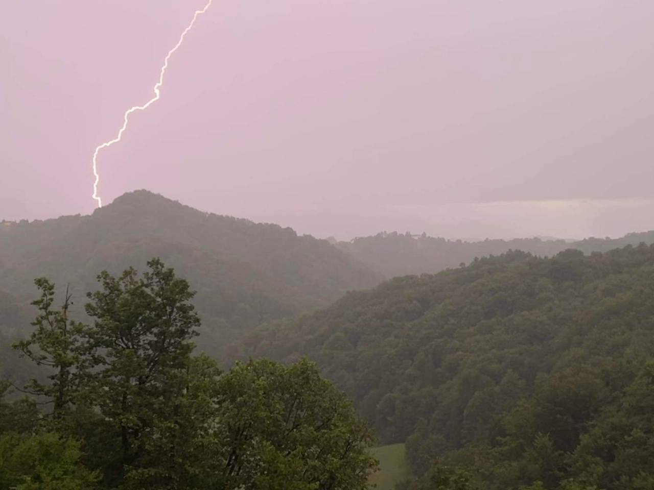 Napovedi meteorologov se uresničujejo: Močna nevihtna linija potuje čez državo, gori oranžni alarm