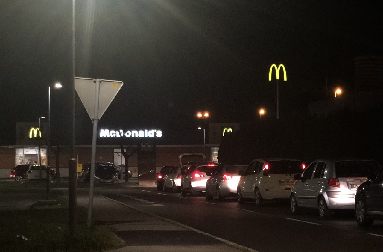 V Mariboru 33-letnik razbijal po Mcdonald’su in povzročil za 200.000 evrov škode