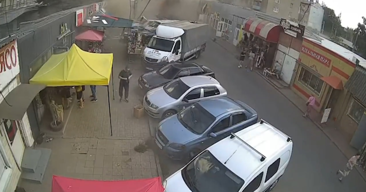 VIDEO: Mirna nakupovalna ulica v sekundi postala prizorišče ruskega napada