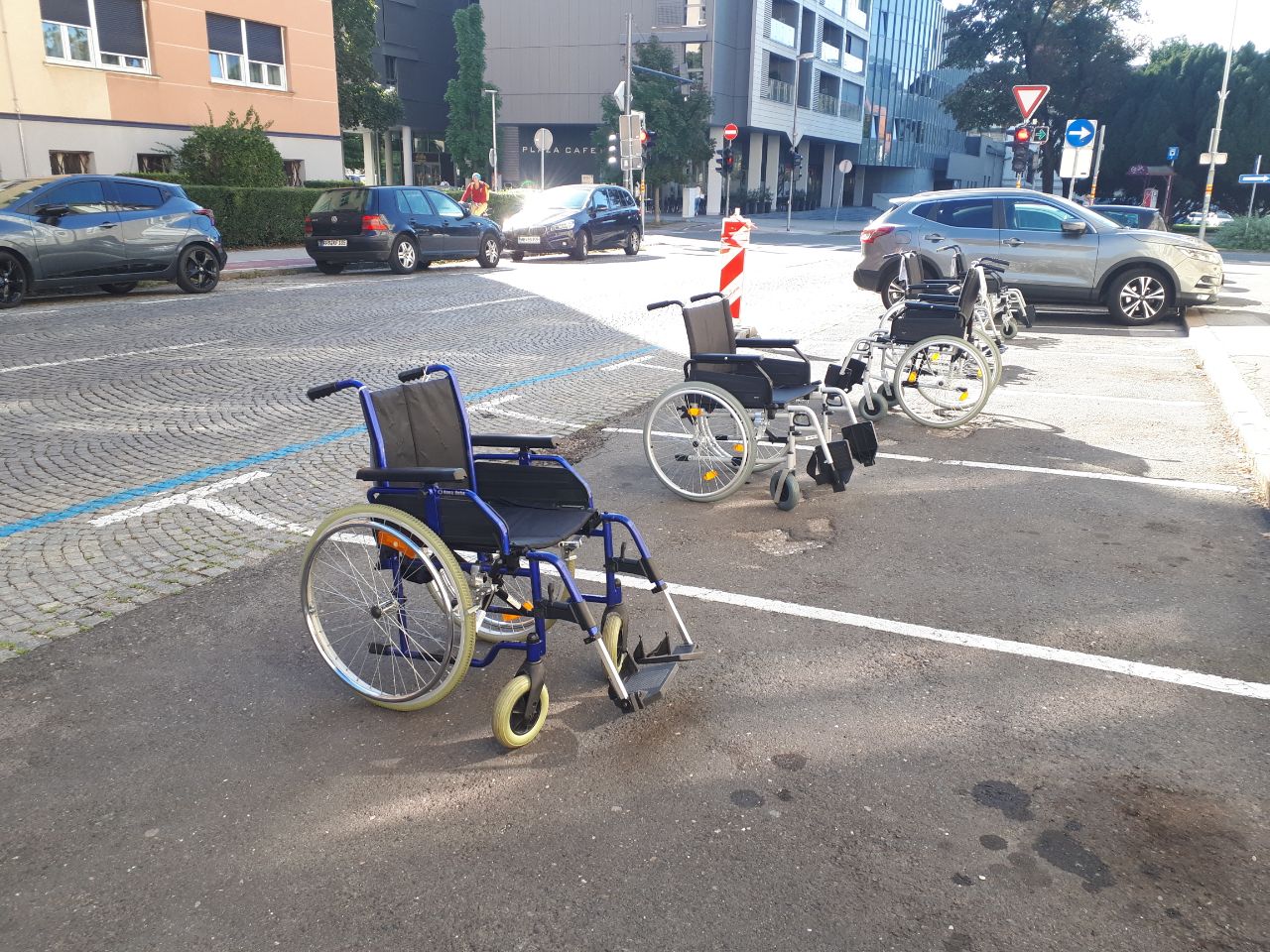 FOTO: Parkirišča pred mariborsko občino zavzeli invalidski vozički