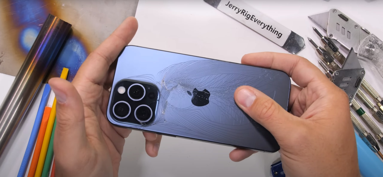 VIDEO: Poglejte, kako je najnovejši iPhone ob rahlem upogibanju takoj počil