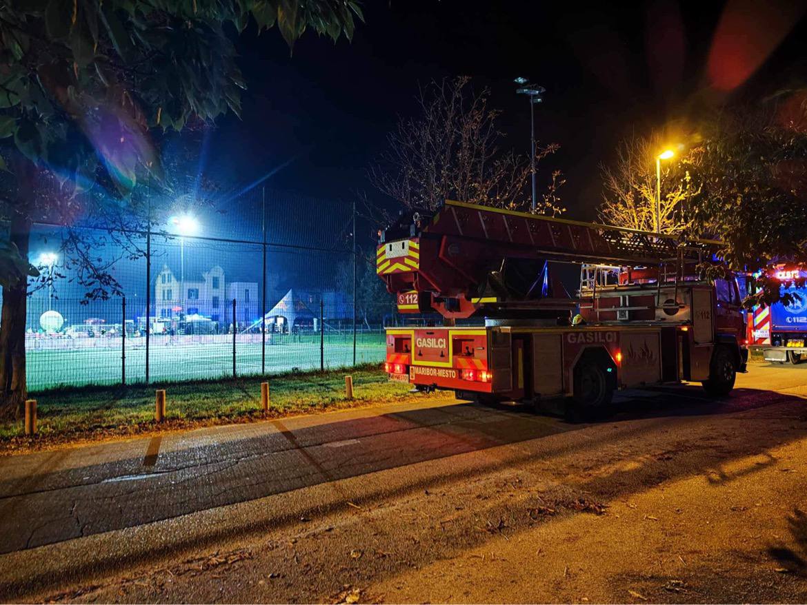 FOTO: Gasilske sirene zmotile večerni mir pri Ljudskem vrtu