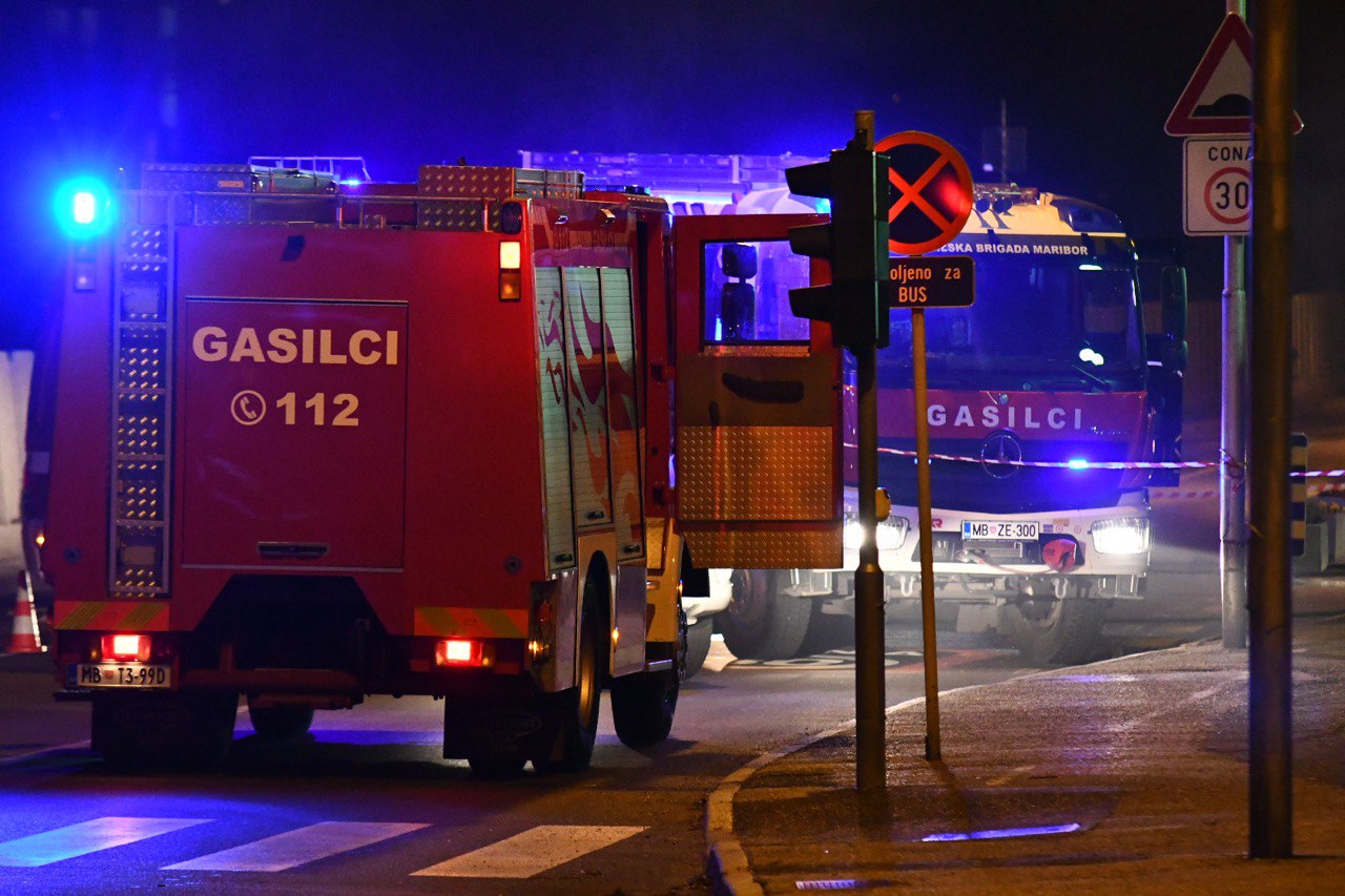 Požar v Mariboru: Neznanec zanetil ogenj blizu stanovanjskih blokov, gasilci preprečili najhujše