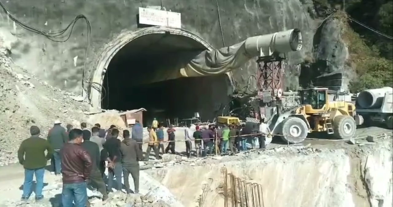 VIDEO: Porušil se je del predora v gradnji, ujetih vsaj 40 delavcev