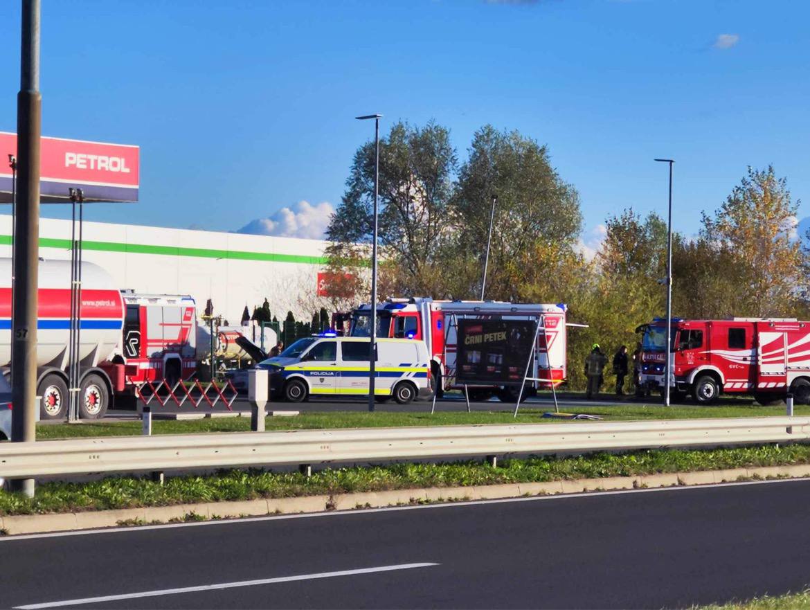 FOTO: Več gasilskih vozil posreduje na bencinskem servisu na Tržaški cesti