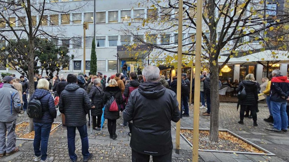 FOTO: Novinarji Večera protestirajo selitvi v prostore župana