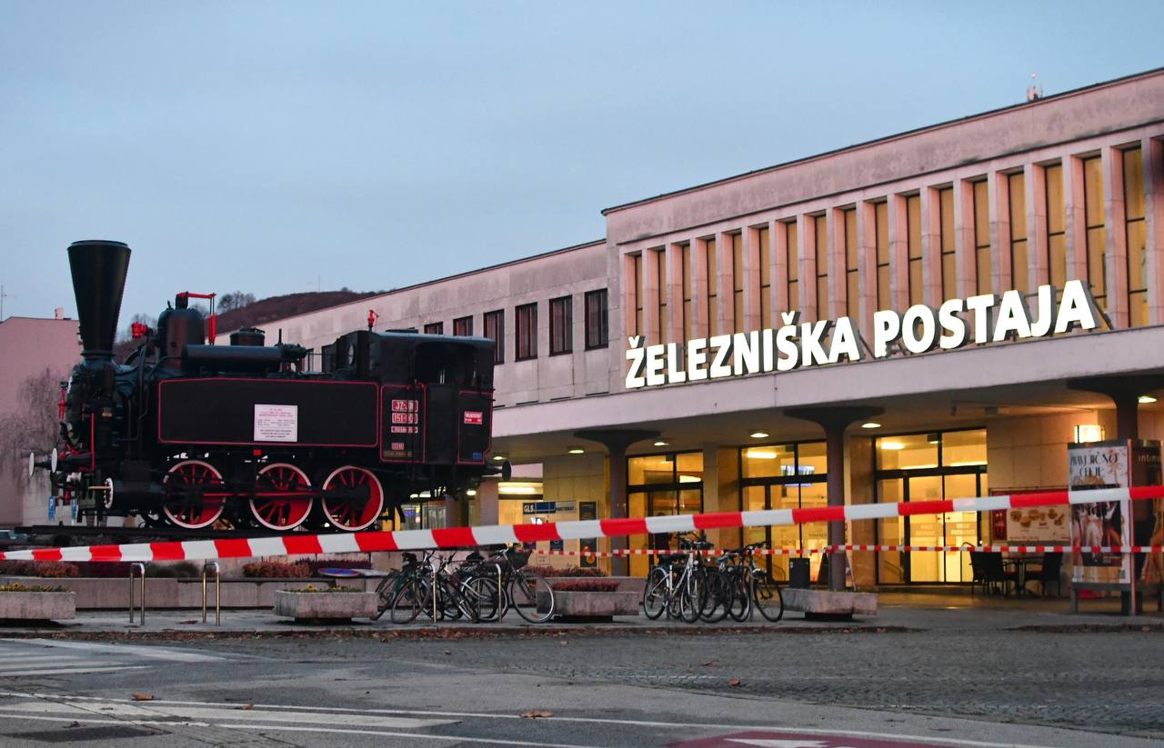 FOTO: Lokomotiva pred železniško postajo se je vrnila na svoje mesto