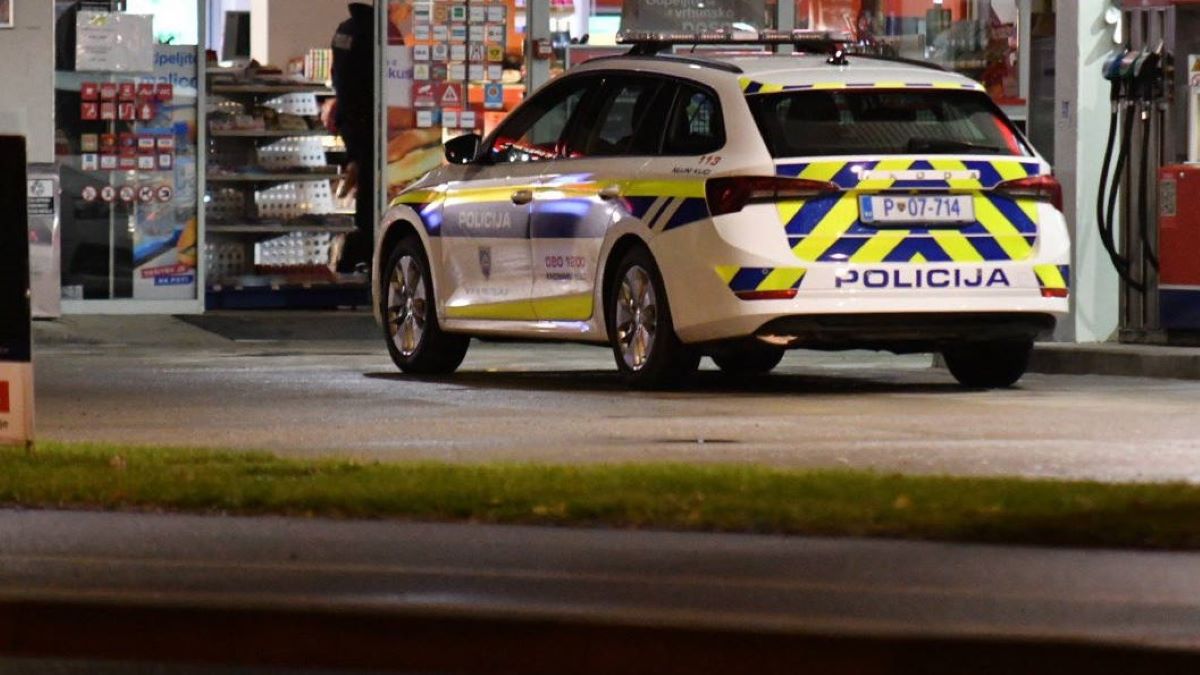 Policisti sredi noči dobili klic, da se dva fanta čudno vedeta na bencinskem servisu