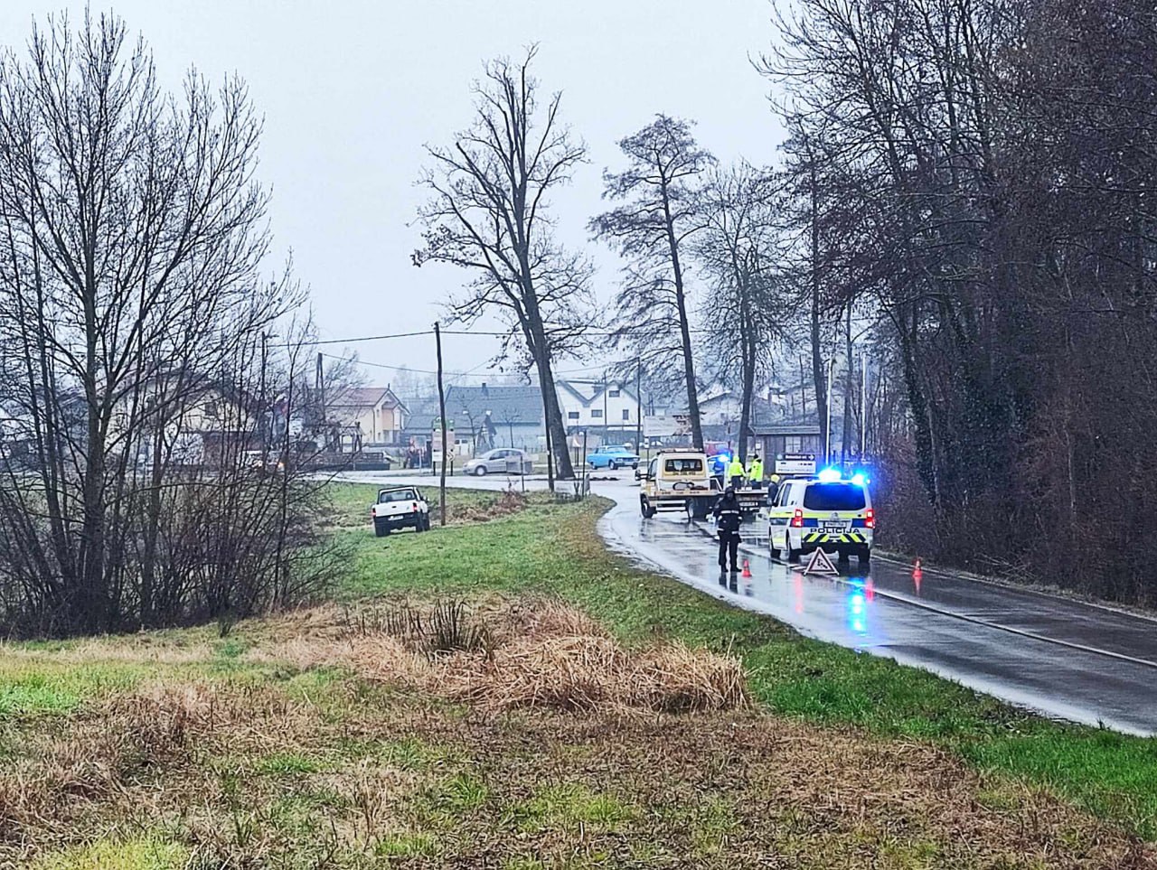 FOTO: V Hočah močno trčenje, avto zdrsnil s ceste in končal na strehi