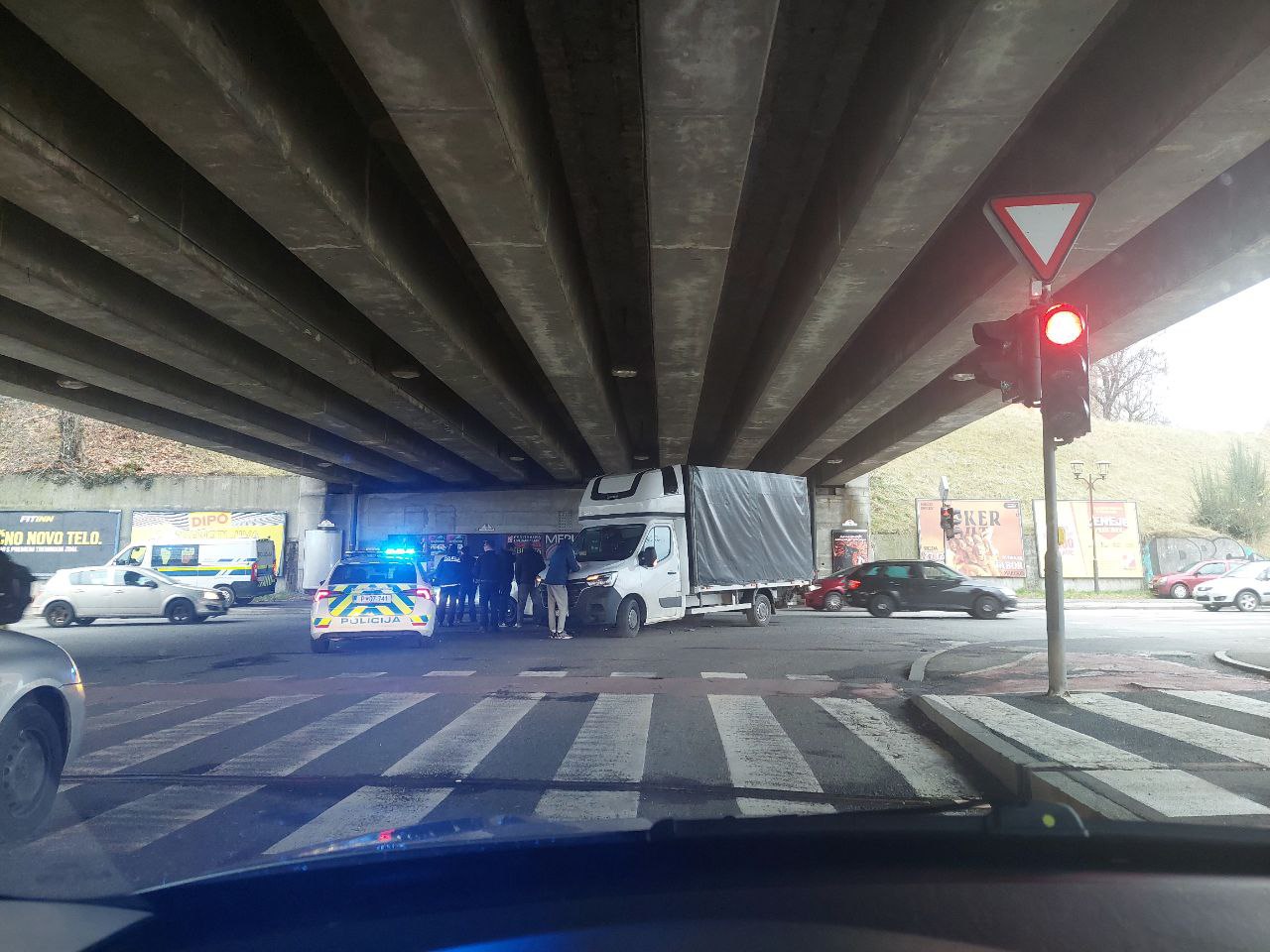 FOTO:  Pod dvoetažnim mostom prometna nesreča ovira promet