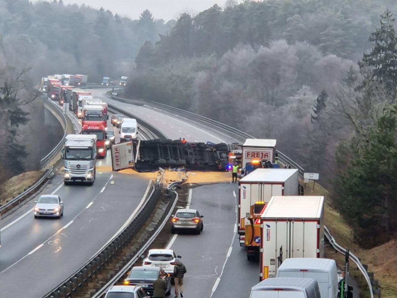 FOTO: Tragična prometna nesreča, voznik tovornjaka podlegel poškodbam
