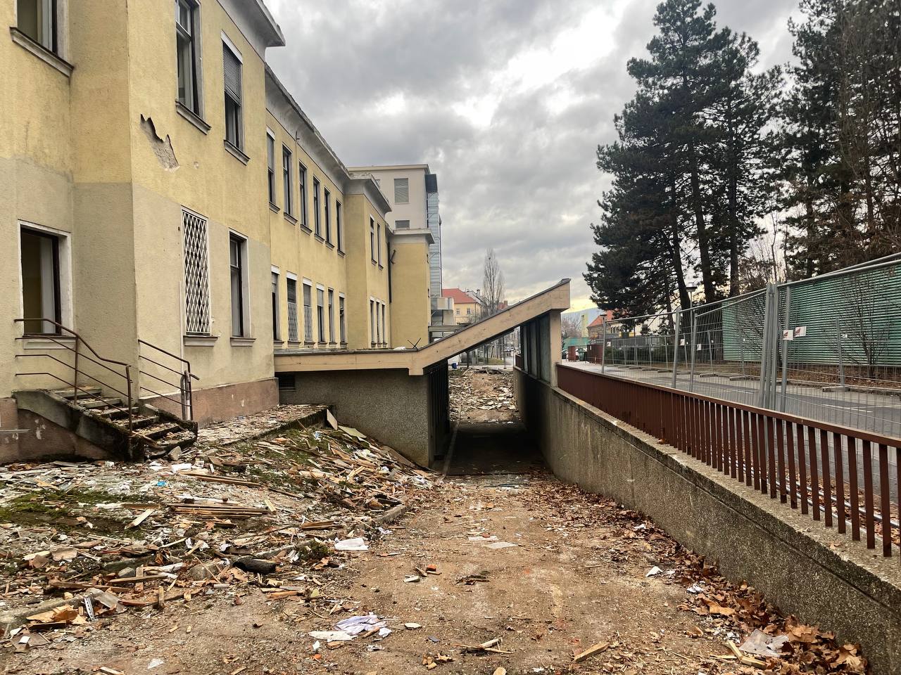 Danes bodo rušili stavbo infekcijskega oddelka UKC Maribor