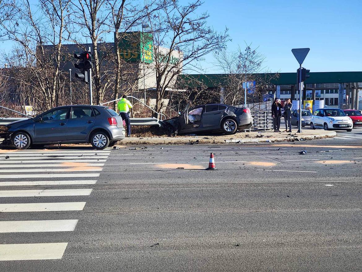 FOTO: Prometna nesreča na Tržaški cesti, promet oviran