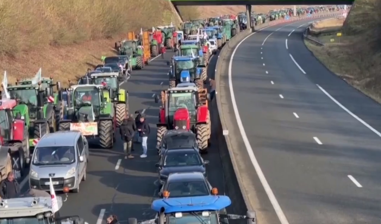 VIDEO: Francoski kmetje razjarjeni v blokado Pariza