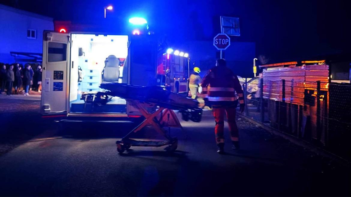 Tako močan trk, da je avto odbilo od ene do druge hiše: Umrli voznik in dva mlada potnika