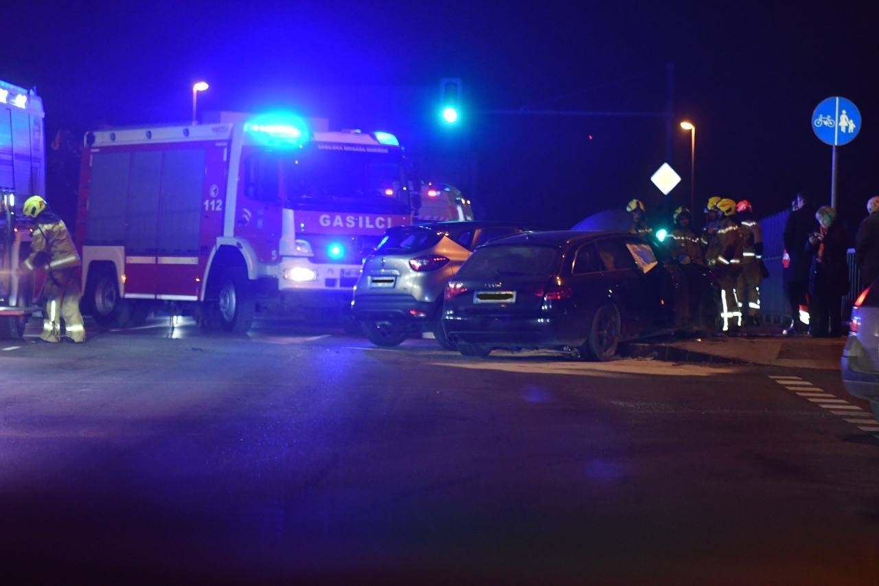 FOTO: Prometna nesreča na nadvozu na Pobrežju, tri osebe poškodovane