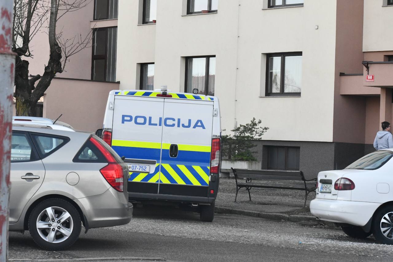 Moškega prebudila 58-letnica, ki je kradla po njegovem stanovanju
